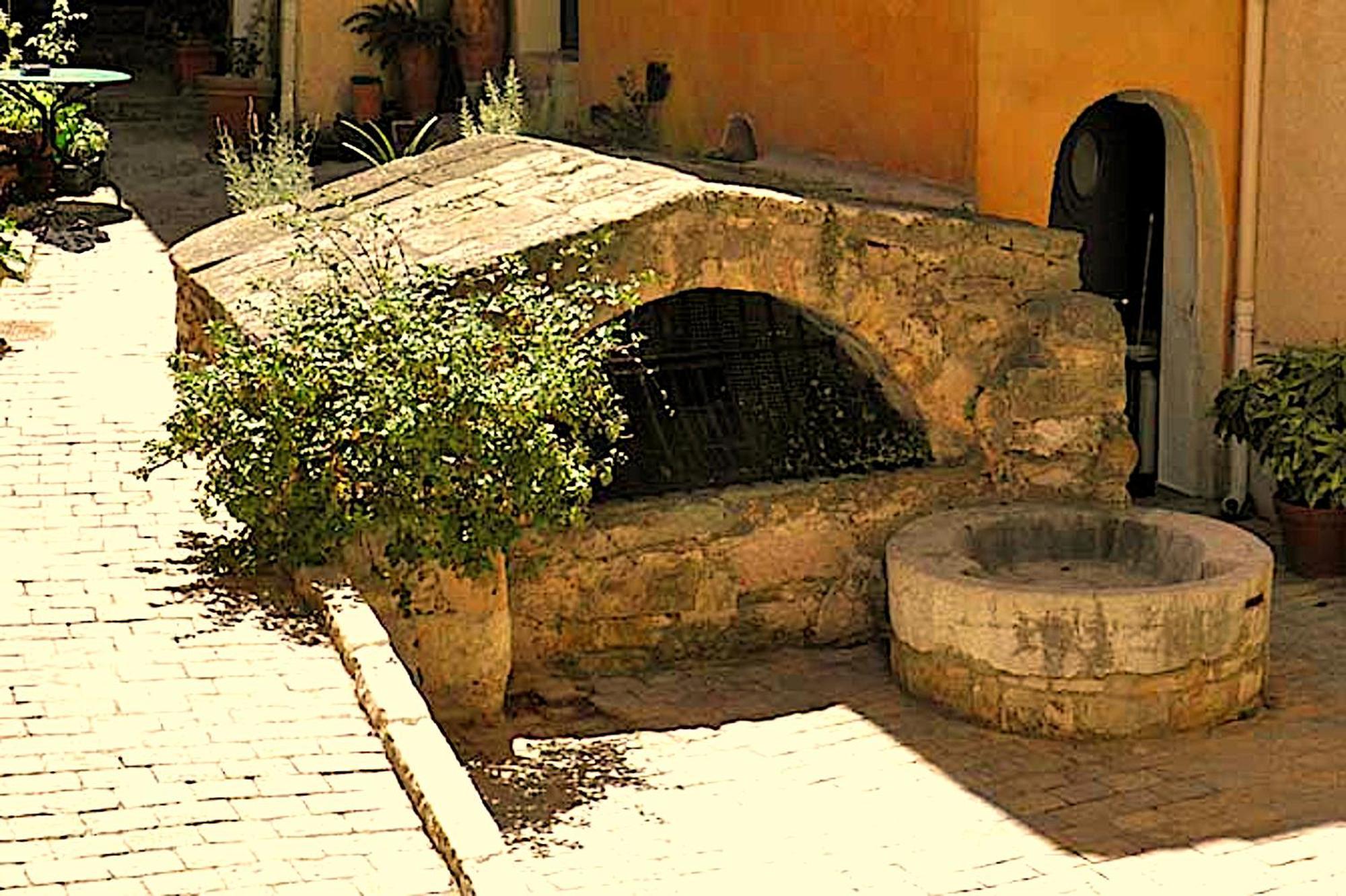 Апартаменты Le Logis De La Fontaine Ceyreste Экстерьер фото
